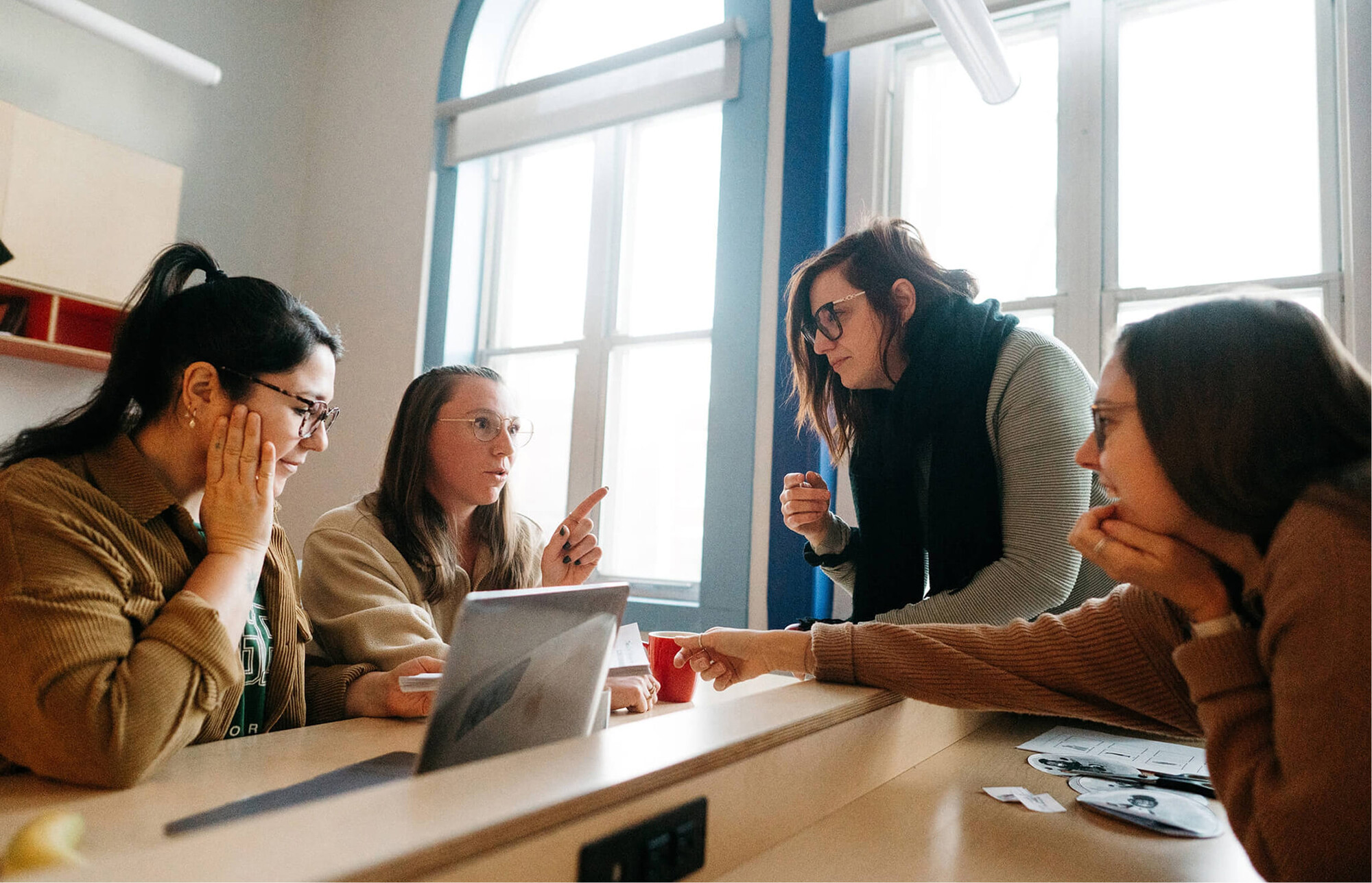 photo d'étudiant qui travaillent
